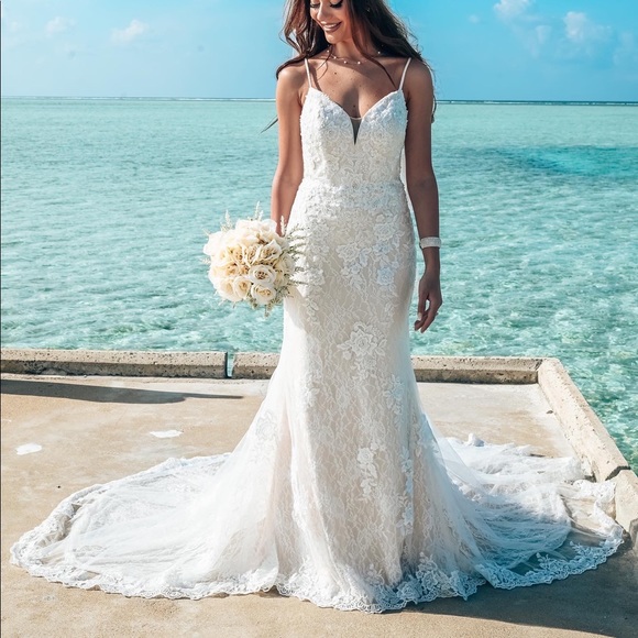 White Wedding Dress. - Picture 1 of 4